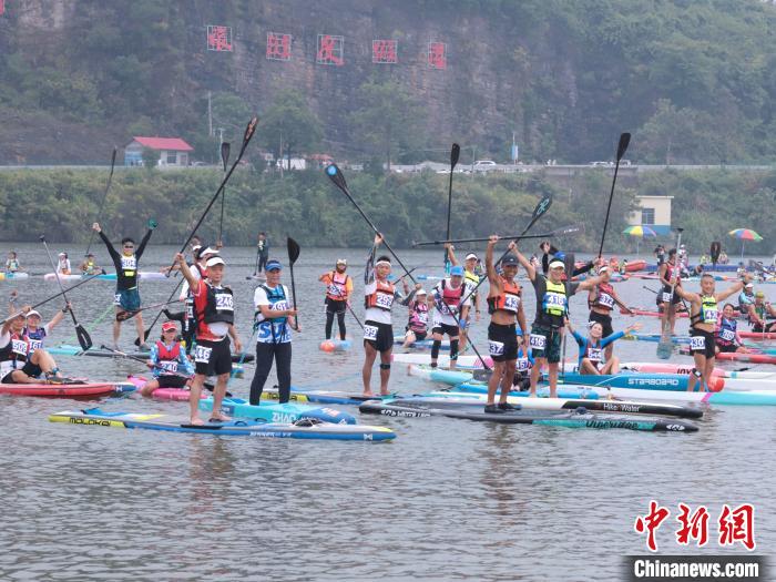 千余选手踏浪挥桨竞速2024年中国桨板超级联赛在