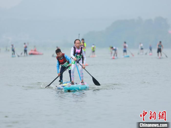 千余选手踏浪挥桨竞速2024年中国桨板超级联赛在