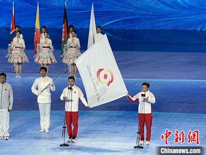 宁忠岩与蔡雪桐在哈尔滨亚冬会开幕式代表中国