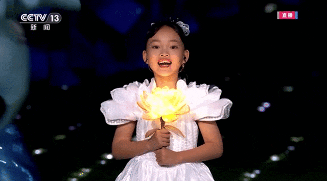 杭州亚运会闭幕式：记忆之花绽放 谢震业高举国