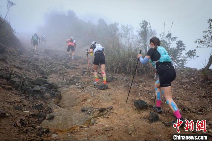 跨省级别的越野赛事在群山与溪流之间展开，1