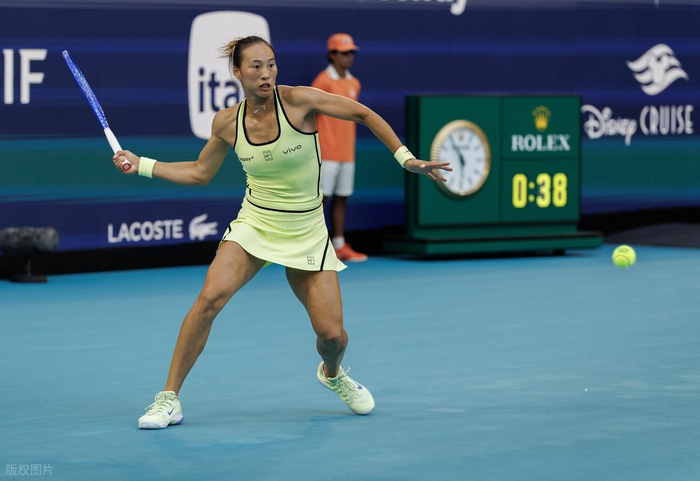 郑钦文硬地再败萨巴伦卡 红土胜绩暴露硬地突破