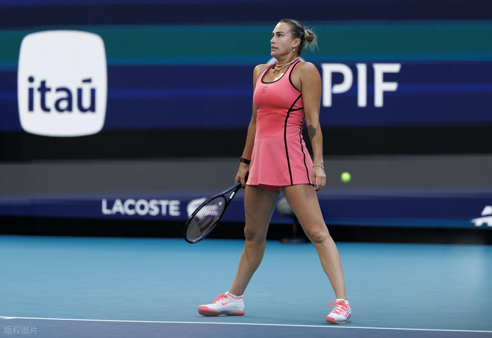 郑钦文硬地再败萨巴伦卡 红土胜绩暴露硬地突破