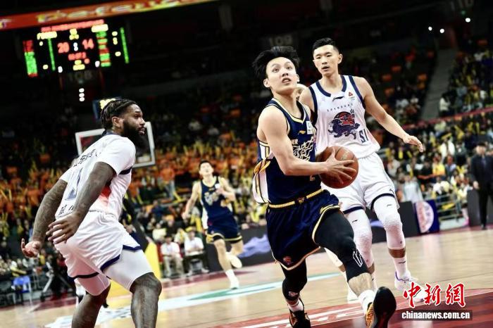 伤兵满营的广东靠群星爆发在主场击退山东，锁